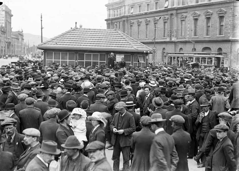Strikers at Post Office Square, Wellington, 1913