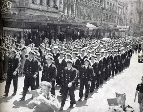 Ship's company of HMNZS <em>Kiwi</em> on parade